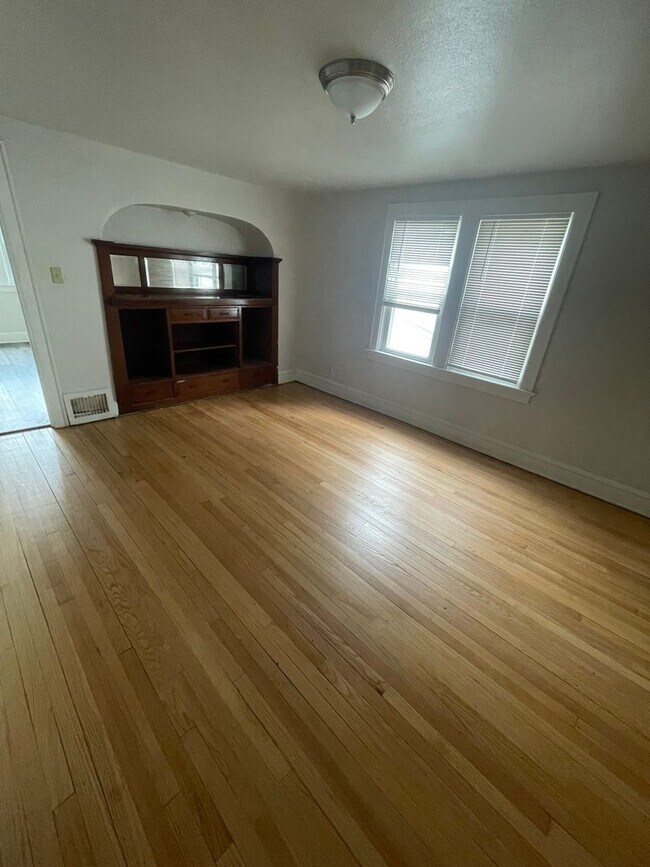 Building Photo - 3822 W Mt Vernon Ave