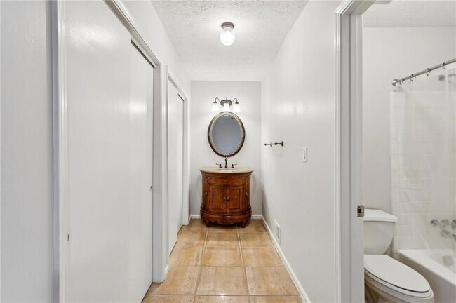 Building Photo - 3436 Brookview Dr