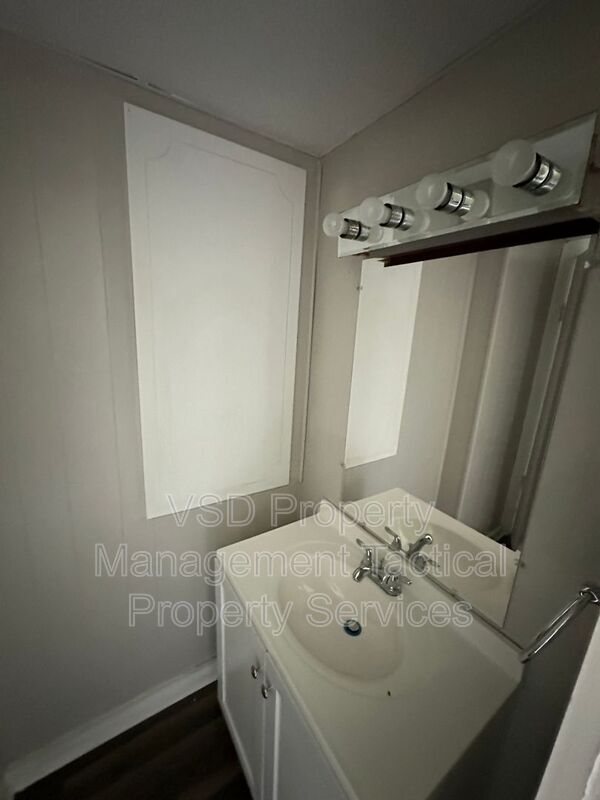 Building Photo - 6519 Hosmer Ave