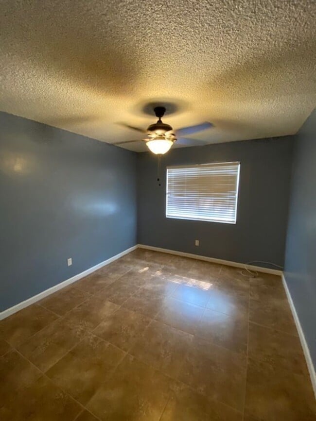 Building Photo - SW Bakersfield home with pool!