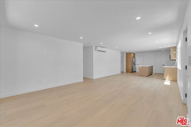 Building Photo - 6913 Encino Ave