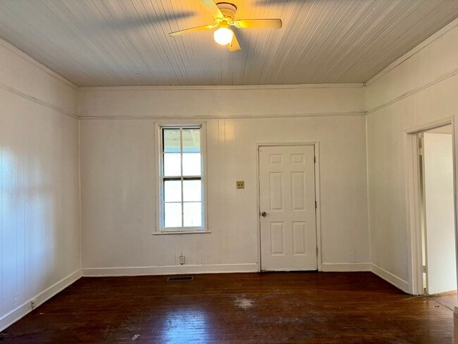 Building Photo - Complete New Central Hvac in this 2 Bed/1 Bath Historic Home!