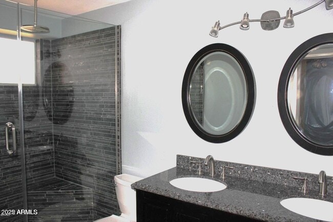 Building Photo - 1221 W Chicago St