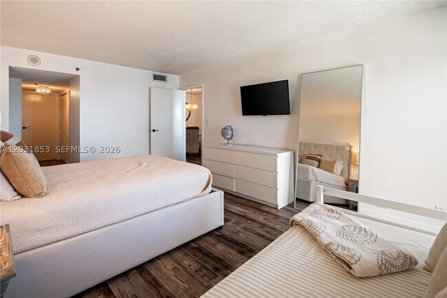 Building Photo - 2625 Collins Ave