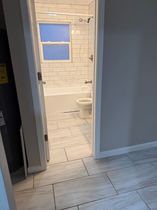 Building Photo - 3 bed 1 bath home for rent!