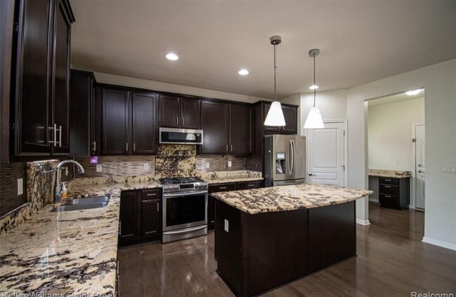 Building Photo - 5995 Branch Dr