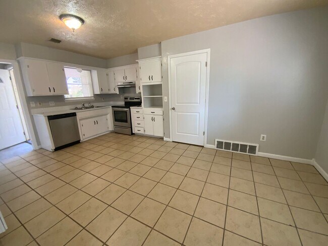 Building Photo - 2800 N Rockwell Ave