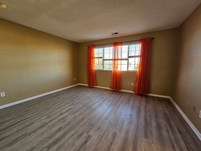 Building Photo - Charming House 3 Beds 2 1/2 Baths 2 Living...