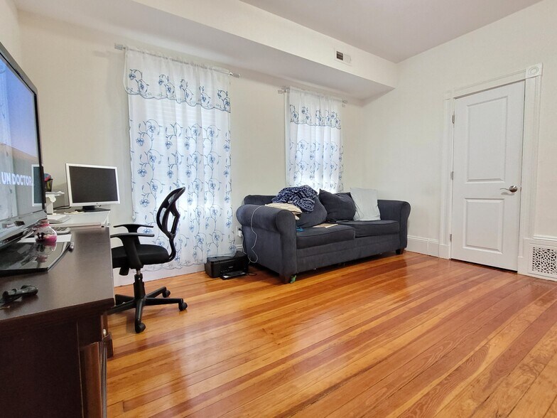 Building Photo - 74 Myrtle St