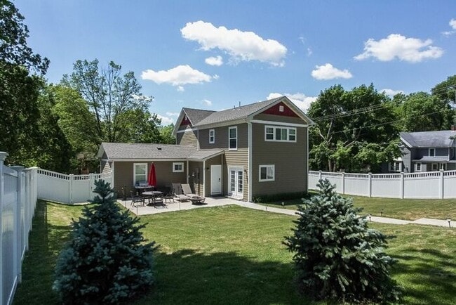 Building Photo - $4,400 | 5 Bedroom, 3 Bathroom House | Pet...