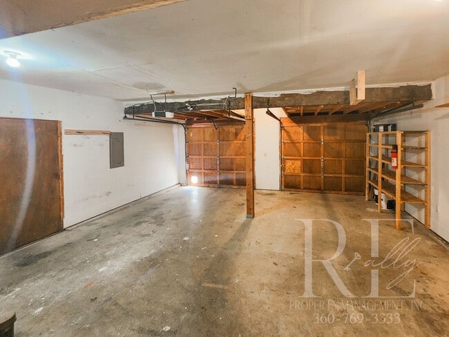 Building Photo - Ridgetop Home in Quiet Neighborhood