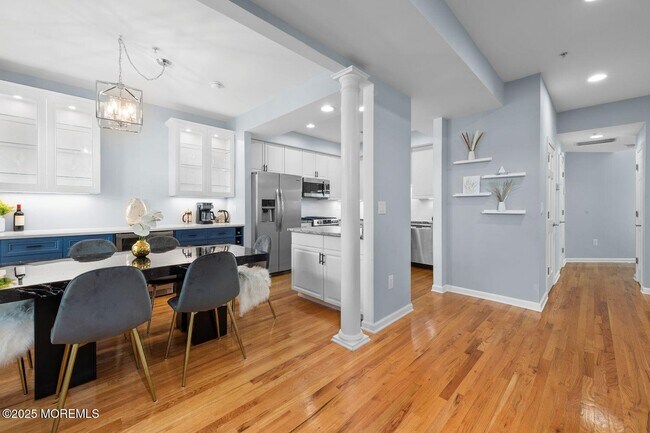 Building Photo - J162 Main St