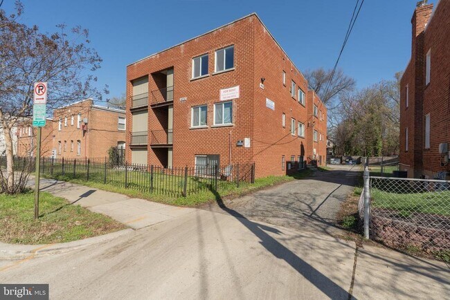 Building Photo - 4936 Nash St NE