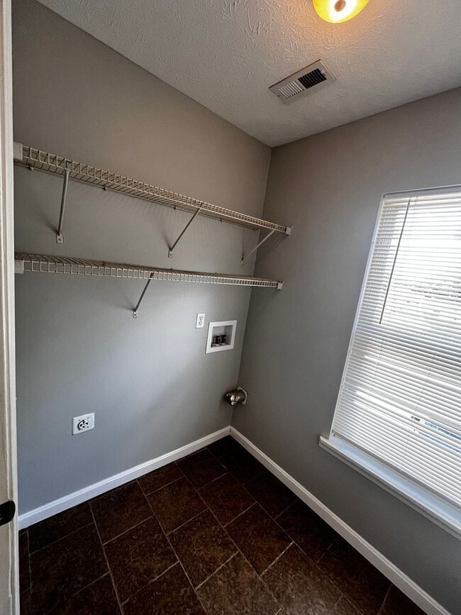 Building Photo - 3600 Hillcross Dr