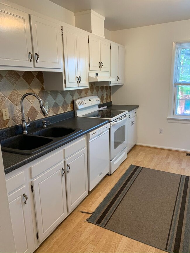 Building Photo - End Townhome In Oak Manor Community