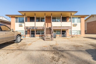 Building Photo - 832 S Bowen St