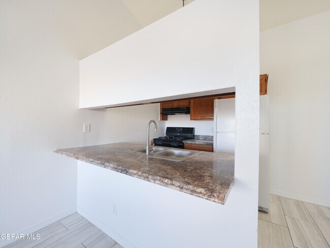 Building Photo - 1901 Lake Omega St