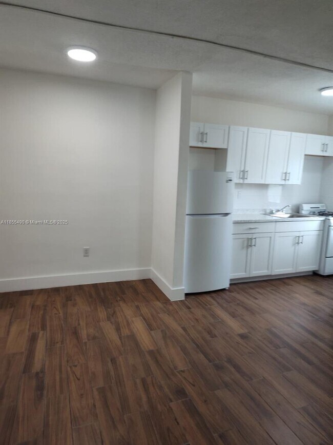Building Photo - 655 Eldron Dr