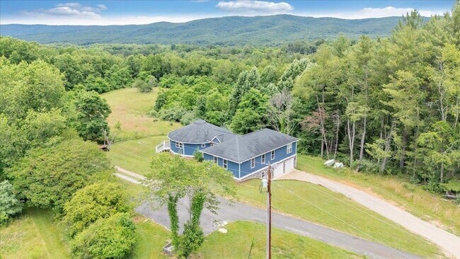 Building Photo - 3202 Mathews Ln