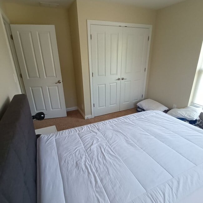 Building Photo - 3 Bd 2.5 Ba