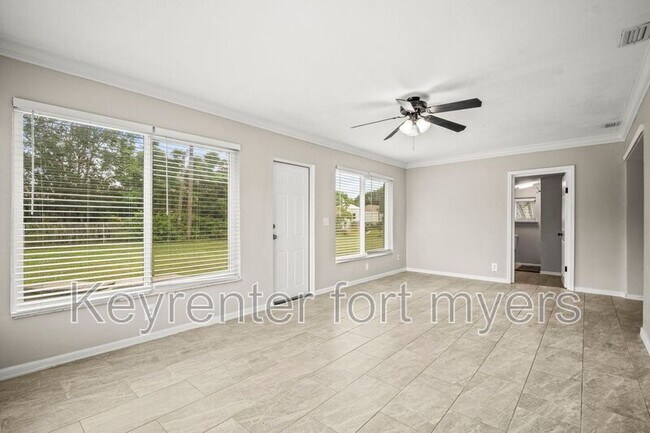 Building Photo - 2210 Parkview Dr
