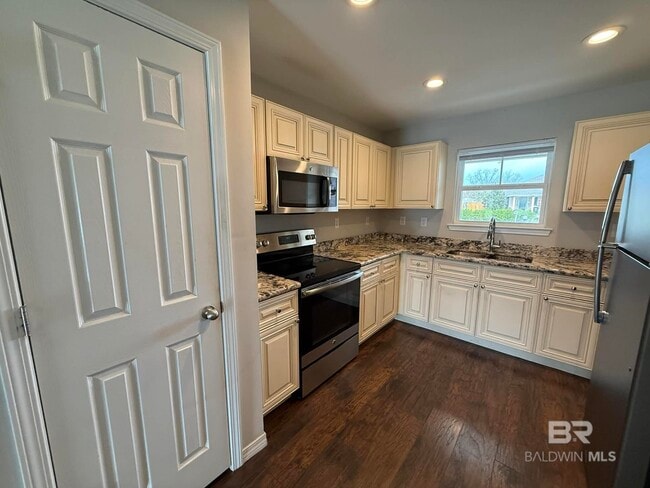 Building Photo - 912 Sentinel Cir