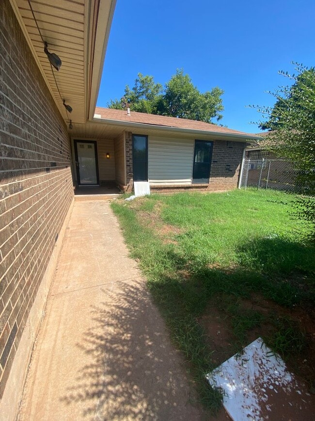 Building Photo - 5 Bedroom Home!