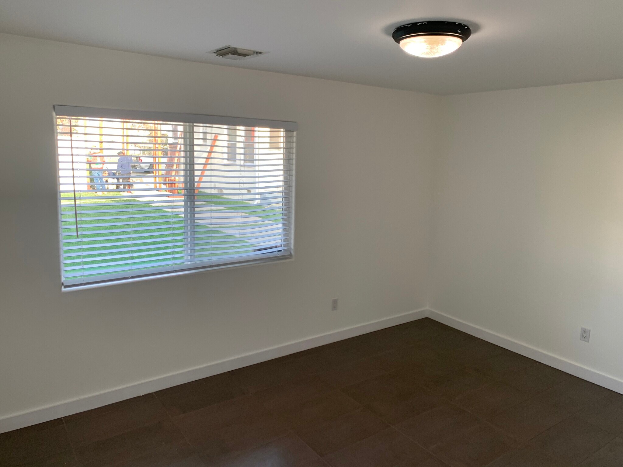 Room 1 - 4635 Lindblade Dr