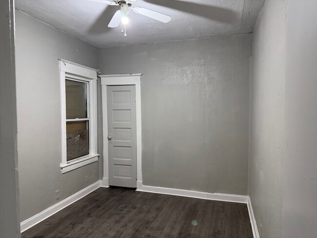 Building Photo - 2 Bedroom House - All electric