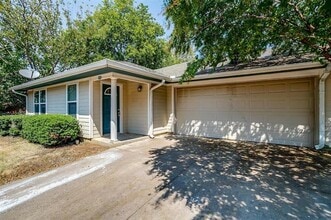 Building Photo - 208 N Val Verde