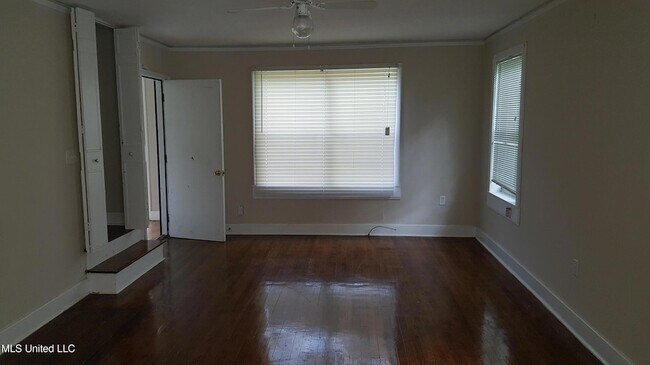 Building Photo - 327 Decelle St