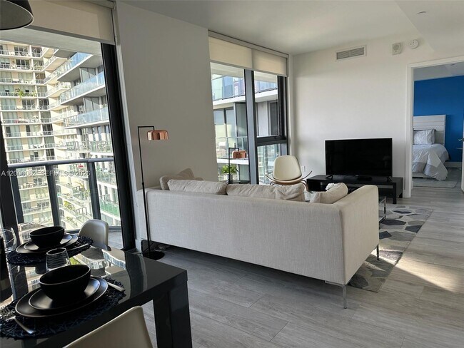 Building Photo - 121 NE 34th St