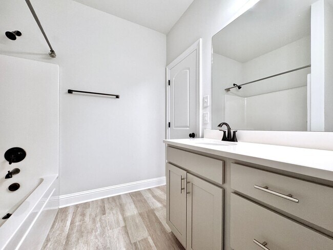 Building Photo - Modern 3BR/2.5BA Home Near LSU - Double Ga...