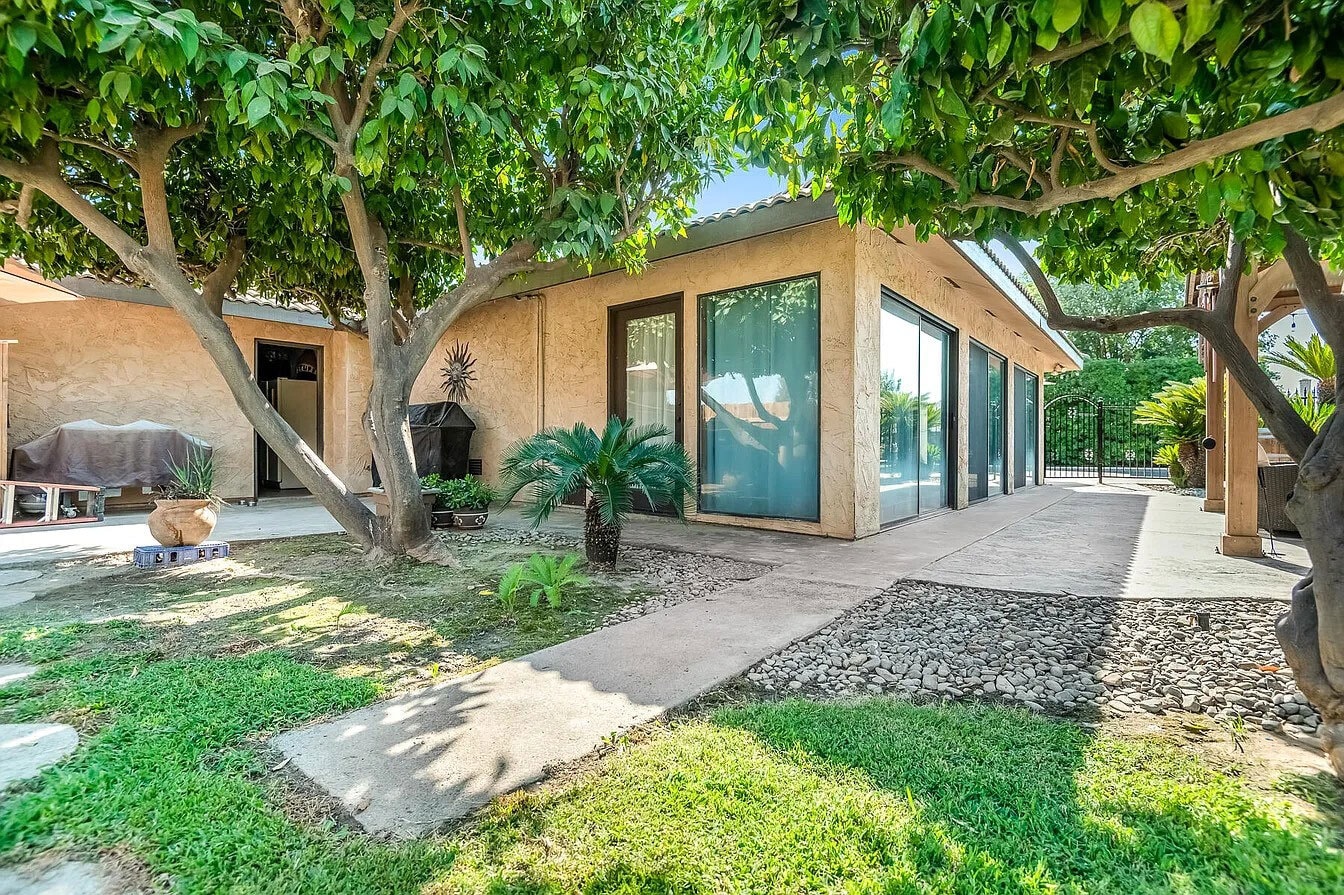 Building Photo - 1420 E Coelho Ave
