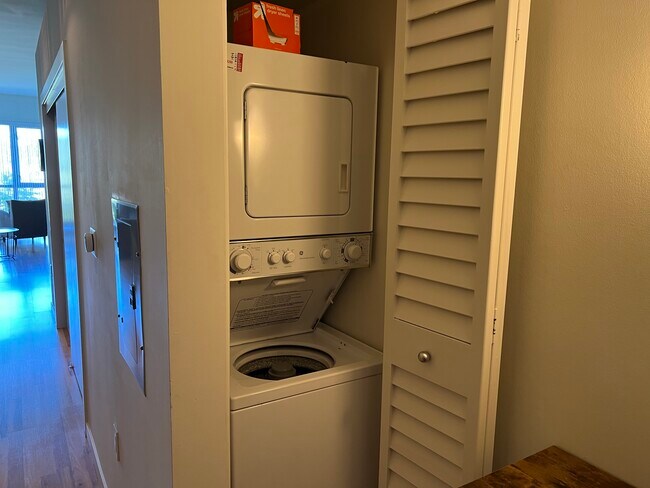 Building Photo - 889 Date St