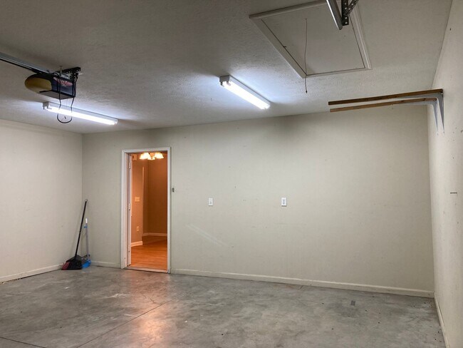 Building Photo - LOCATION LOCATION Location!  Close to Baptist Health Hospital, Shopping, & More