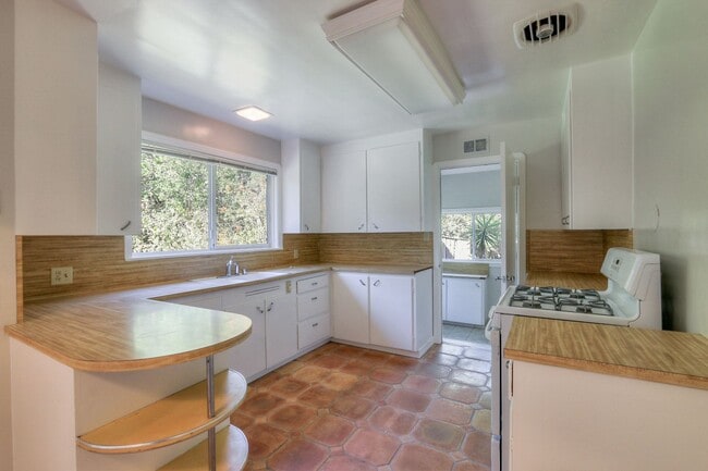 Building Photo - Home For Rent in Beautiful Saratoga!