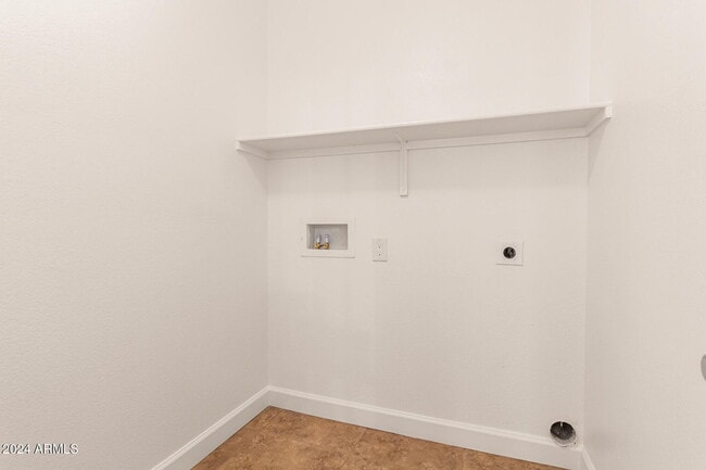 Building Photo - Immaculate Lakewood Community Condo
