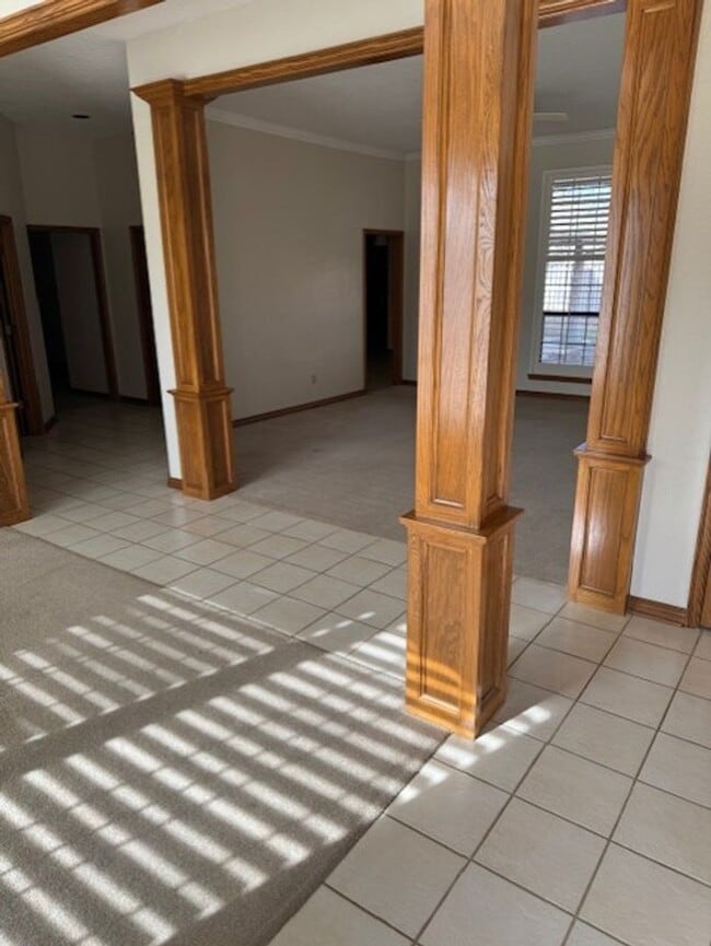 Building Photo - 4 bedroom 2 1/2 bath 3 car garage home