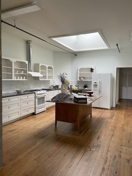 Kitchen - 811 W 2nd Ave