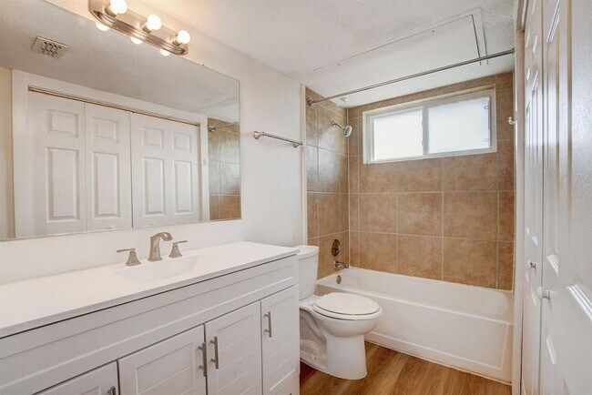 Building Photo - 1015 E Yager Ln