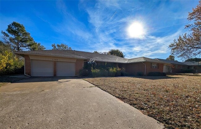 Building Photo - 3500 Bella Vista Dr