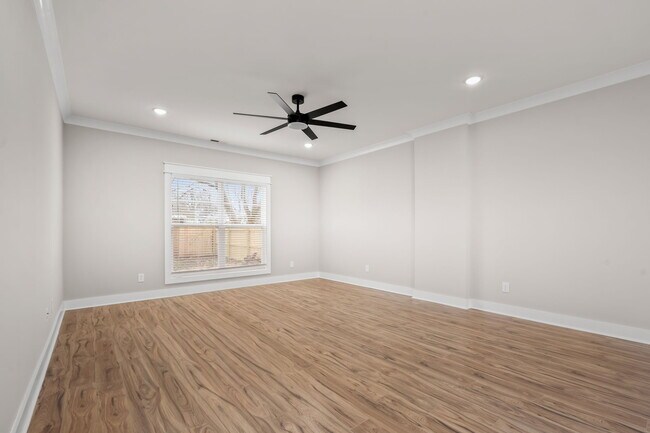 Building Photo - 454 E State St