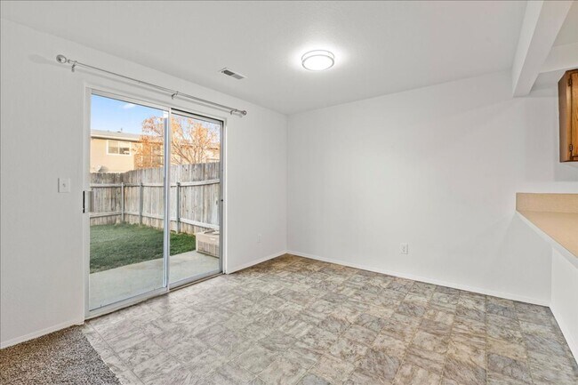 Building Photo - 3 Bedroom 1.5 Bathroom Townhouse in Southeast Boise