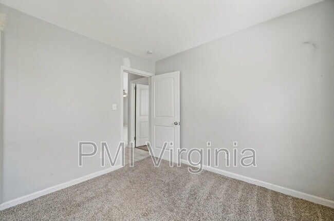 Building Photo - 9 Laurel Dr
