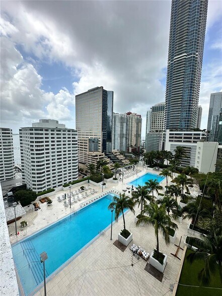 Primary Photo - 950 Brickell Bay Dr