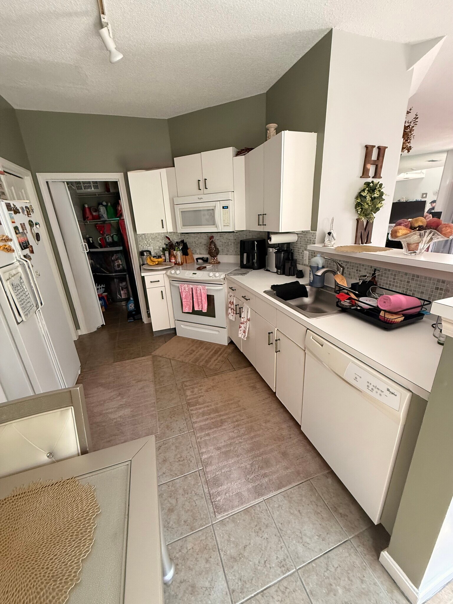 Tiled kitchen - 11 Devon Club Ln