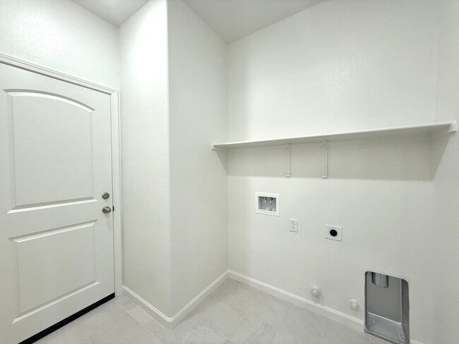 Building Photo - Brand New 4 Bedroom Home