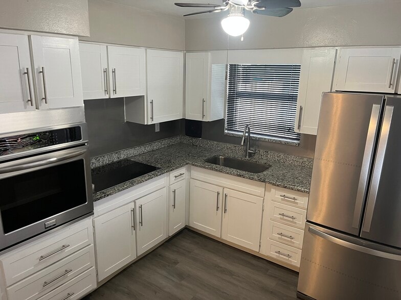 Kitchen - 1917 Ridgewood Dr