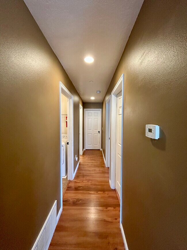 Building Photo - Bright 3-Bed, 2-Bath Condo with Mountain Views & Community Amenities